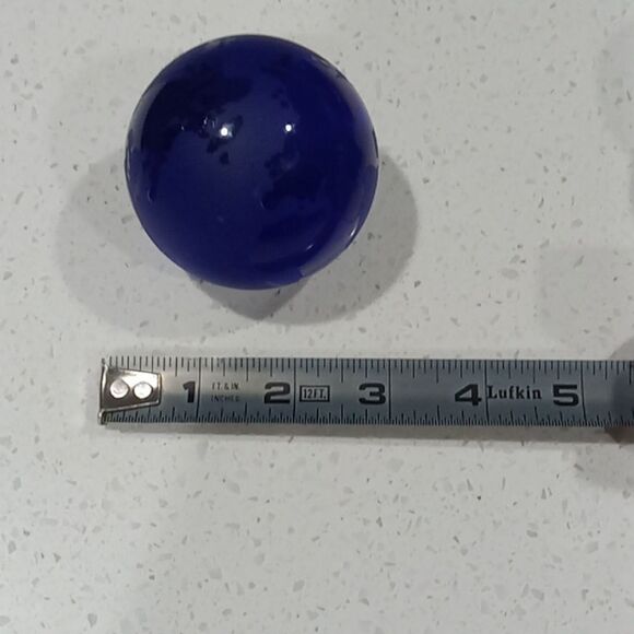 Cobalt Blue frosted satin glass globe of the world paperweight. Vintage 1990's - Picture 4 of 4